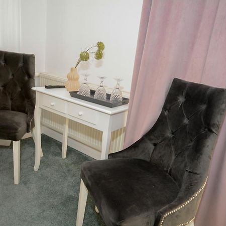 Hotel Andre'S ไกรโอวา ภายนอก รูปภาพ