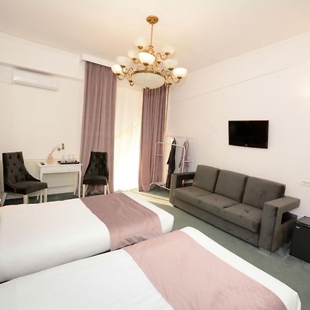 Hotel Andre'S ไกรโอวา ภายนอก รูปภาพ