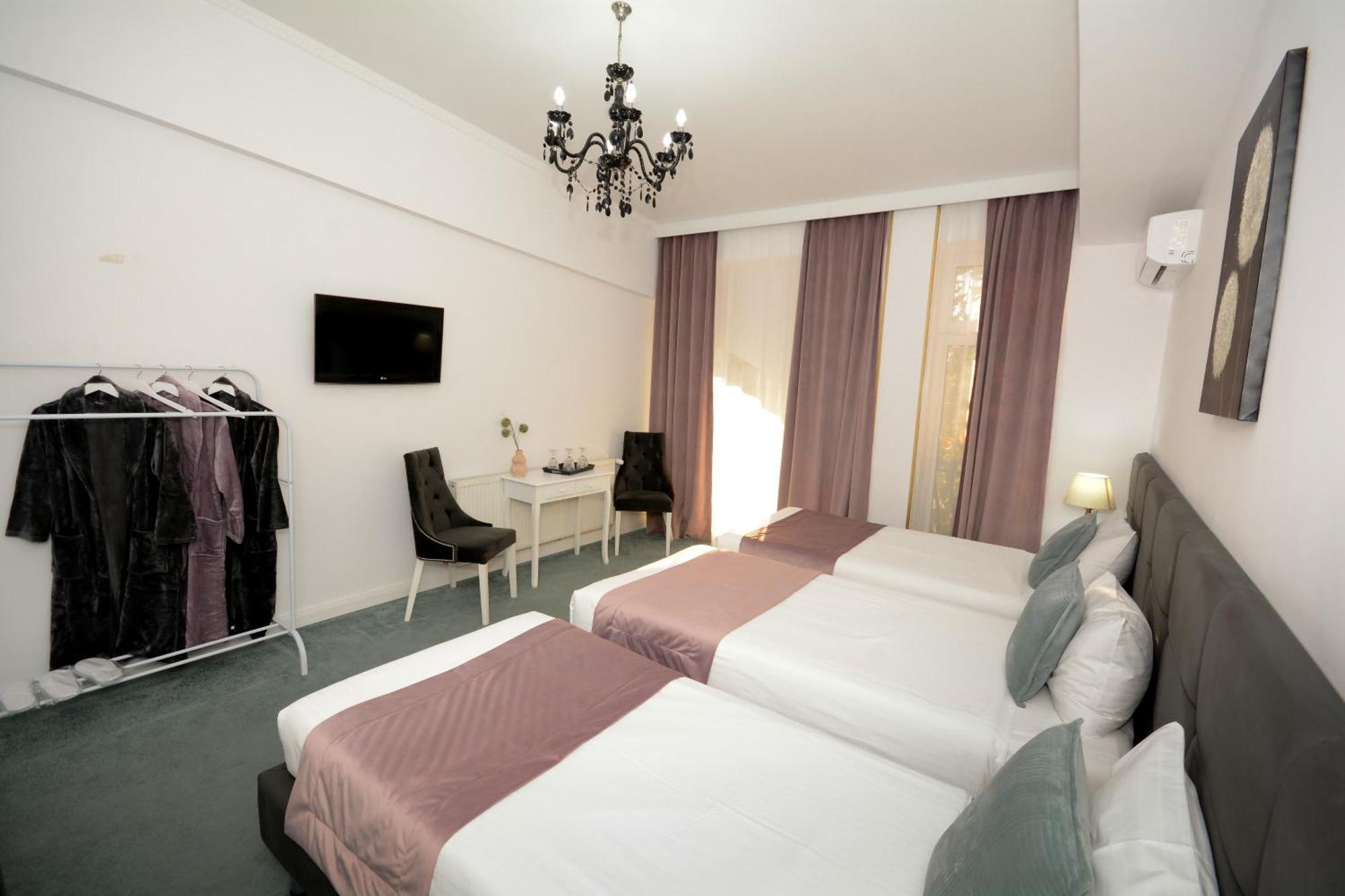 Hotel Andre'S ไกรโอวา ภายนอก รูปภาพ