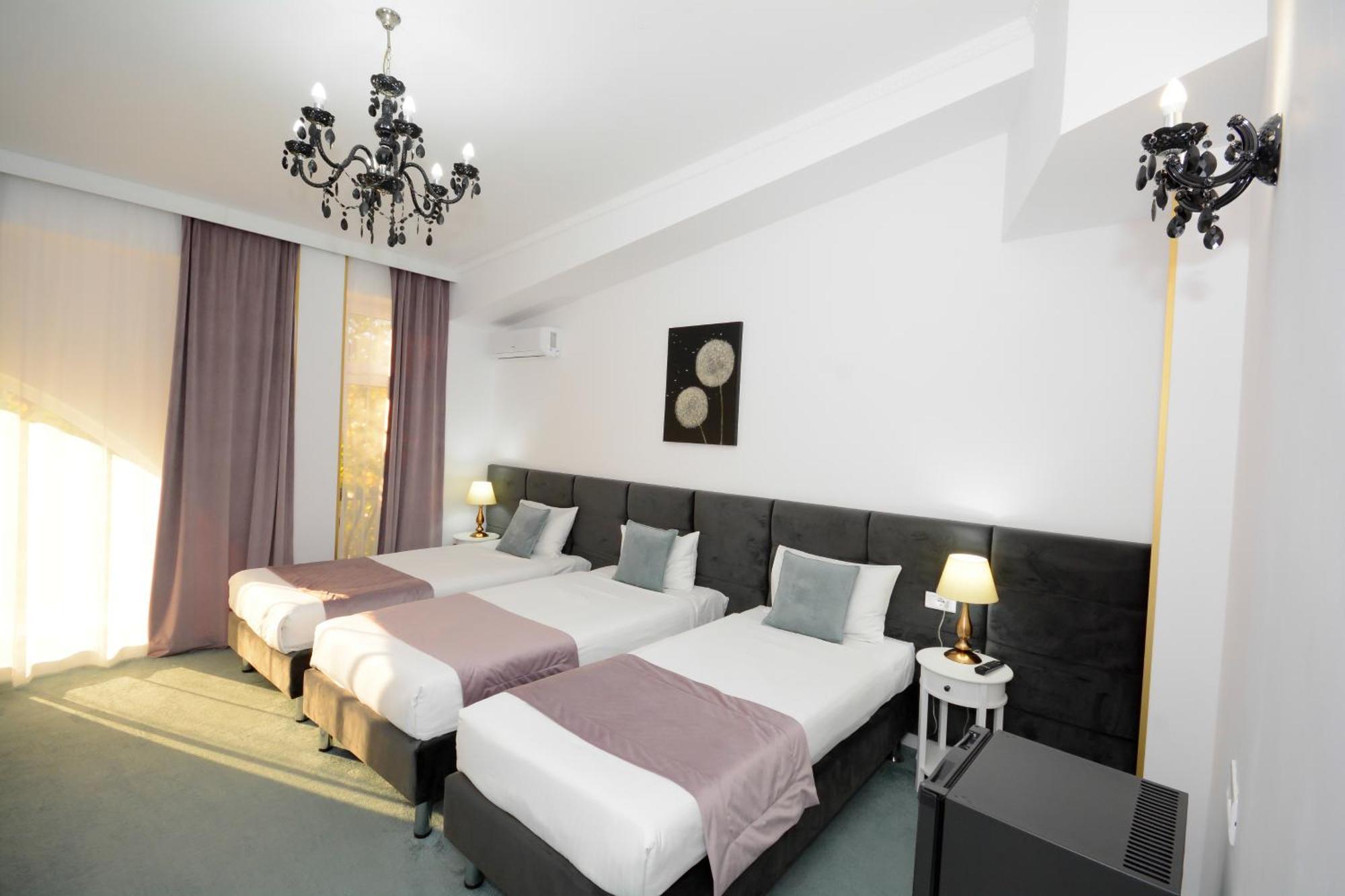 Hotel Andre'S ไกรโอวา ภายนอก รูปภาพ