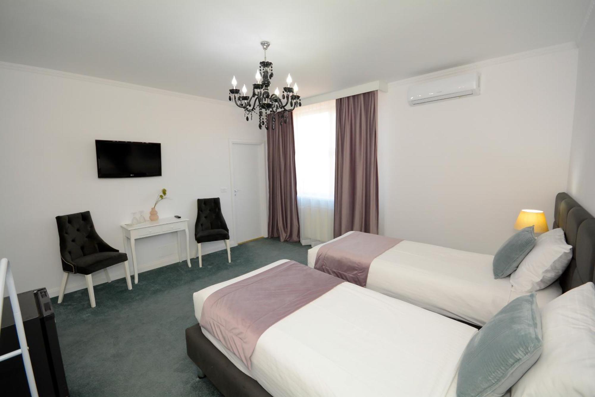 Hotel Andre'S ไกรโอวา ภายนอก รูปภาพ