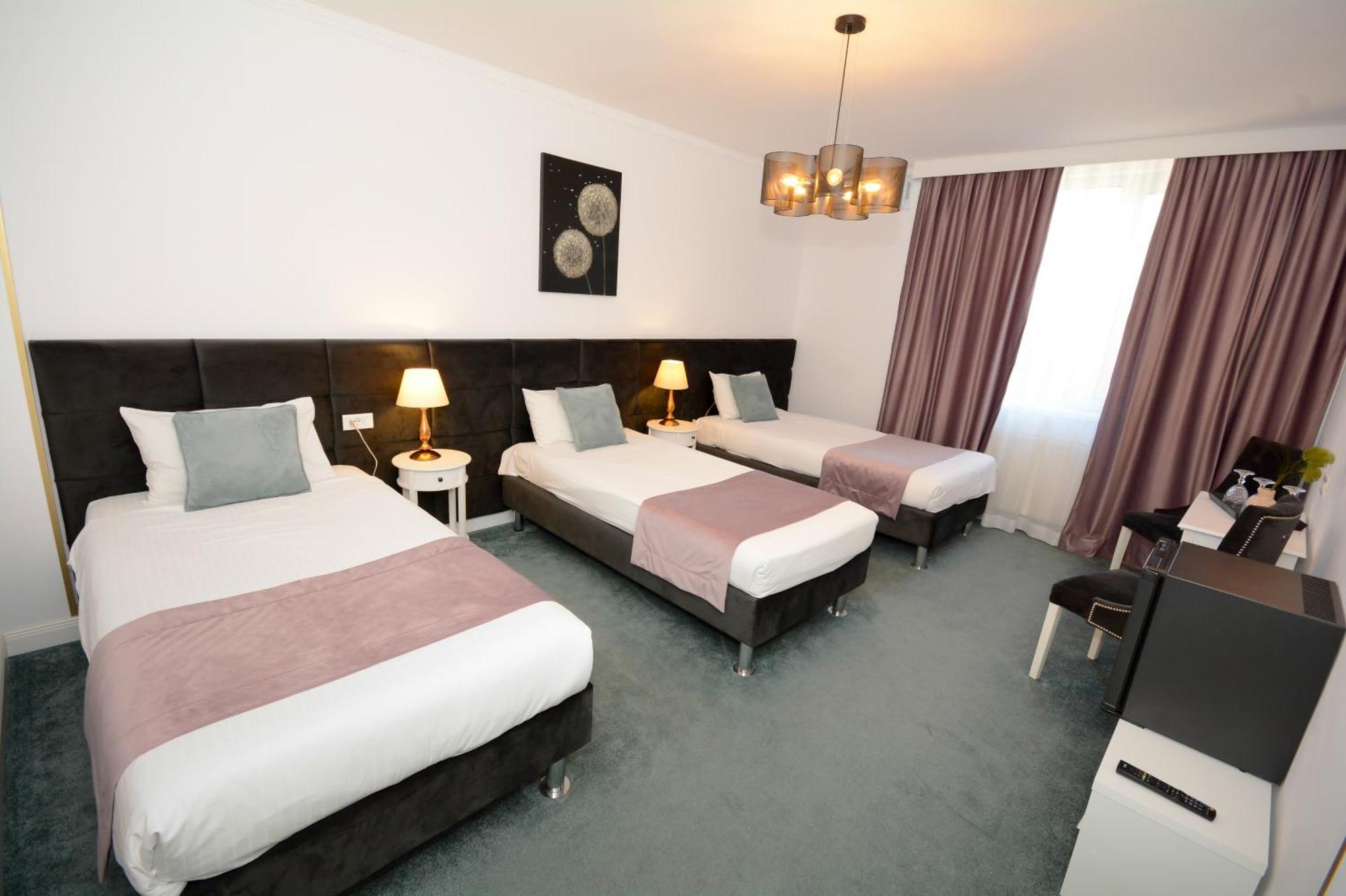 Hotel Andre'S ไกรโอวา ภายนอก รูปภาพ