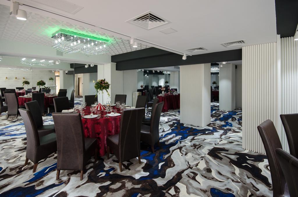 Hotel Andre'S ไกรโอวา ภายนอก รูปภาพ